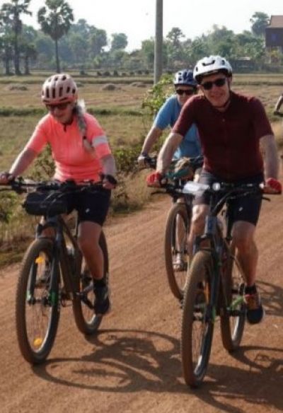Diego and Paola Cycling on the  tour with redspokes